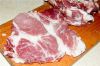 Нарежьте мясо толщиной в 1-2 см, слегка отбейте, разрежьте на куски - по 2 шт. на порцию.
