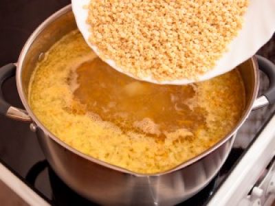 В медленно кипящий бульон добавьте вермишель. Помните, что мелкая вермишель варится 2-3 минуты.