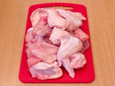 Курицу вымойте и разделайте на куски.