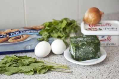 Лук очистите и нарежьте. Шпинат вымойте, обсушите и тоже нарежьте. Мяту мелко нарежьте.