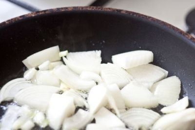 Обжарьте лук на растительном масле. Добавьте шпинат и тушите до готовности.