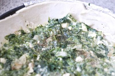 Застелите форму фольгой, выложите тесто, сверху - равномерно распределите начинку.
Выпекайте 20-25 минут в заранее разогретой духовке.
