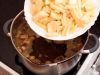 Добавьте в грибной суп картофель, варите до его готовности.