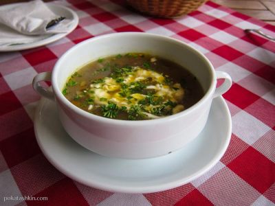Морковь и лук почистите и нарежьте мелкими кусочками. Обжарьте на растительном масле и добавьте в кастрюлю. Через 5 минут вегетарианский грибной суп будет готов! Он очень хорош со сметаной и свежей зеленью, но и без них будет вкусно, уверяю! 