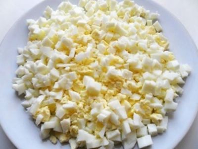 Яйца отварите, остудите, мелко нарежьте.