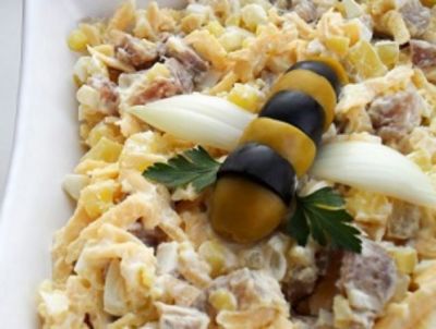 Перемешайте все продукты, заправьте майонезом.
Я украсила салат «пчелкой» из оливок и маслин, крылышки сделаны из репчатого лука.Туловище пчёлки сделать очень просто, для двух пчёлок нужно взять оливку и маслину разрезать на кусочки и совместить, чередуя.