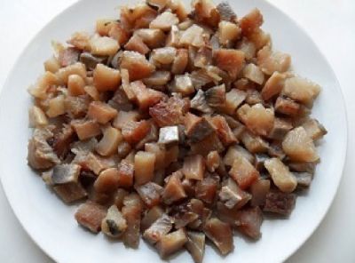 Селедку очистите, тщательно удалите кости и нарежьте филе мелкими кубиками.