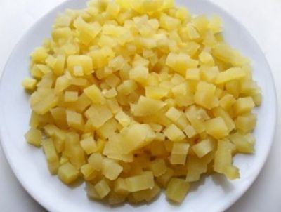 Картофель отварите «в мундирах», остудите. Нарежьте мелкими кубиками.
