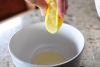 Натрите на мелкой терке цедру лимонов и апельсина, выжмите сок.
