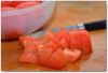 Спелые помидоры очистите от плодоножек, кожицы, мелко нарежьте. Корень имбиря натрите на мелкой терке. 
