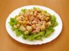 Листья салата порвите руками и выложите на тарелку. Сверху положите сухарики и куриное филе, полейте заправкой.