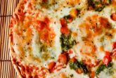 Изображение рецепта Пицца с моцареллой и базиликом