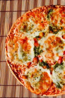 Изображение рецепта Пицца с моцареллой и базиликом