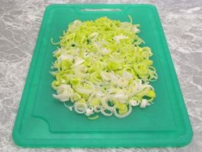 Дрожжевой пирог с мясом и картофелем - одно из любимых блюд моей семьи. Тесто я беру готовое дрожжевое, но вы, если хотите, можете приготовить его сами. 
Итак, мелко нарежьте лук. Я беру обычный репчатый, но его можно заменить зеленым.