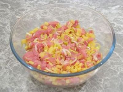 Смешайте все вместе, добавьте соль и перец.