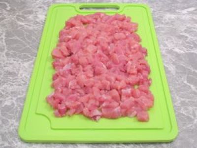 Возьмите мясо. У меня это куриное филе, но можно взять любой фарш. Нарежьте маленькими кусочками.