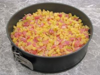 Раскатайте тесто и выложите его на смазанный маслом противень. На тесто выложите начинку и закройте пирог оставшимся тестом. 