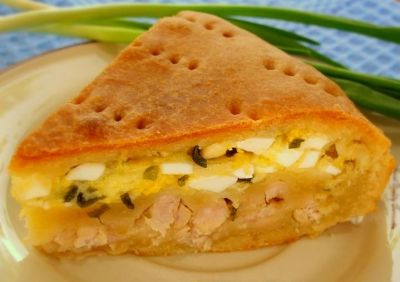 Готовый мясной пирог с яйцами, луком и сыром слегка остудите на решетке и подавайте теплым. Очень вкусно с молоком! 