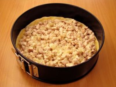 Положите первый пласт на противень и выложите первый слой начинки - мясо.