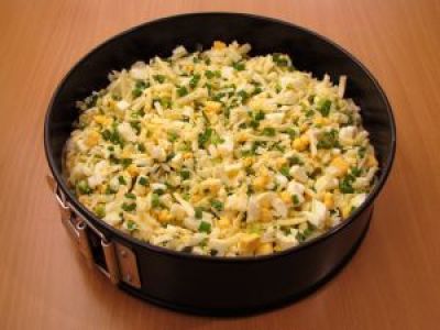 Выложите второй слой с сыром и яйцами.