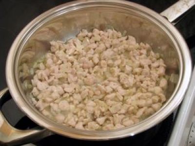 Потушите мясо с луком. Не забывайте солить и перчить. Отложите в отдельную тарелочку и дайте остыть.