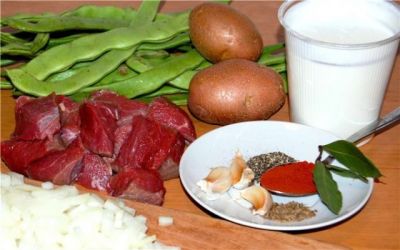 Мясо нарежьте небольшим кубиком. В рецепте указана баранина, но на сегодняшний день суп готовят и из телятины, и из курицы. Я, к примеру, люблю из телячьей голени или лопатки, и не так мелко как у Гунделя (1х1 см).