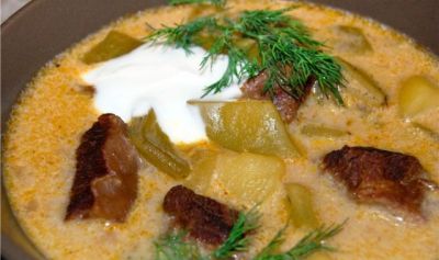 При подаче посыпьте рубленным укропом или украсьте веточкой. И не забудьте положить ложку сметаны, её свежесть подчеркнёт пикантность супа. Многие ещё добавляют в суп лимонный сок или грамм уксуса – я предпочитаю сметану.
Свежий белый хлеб или булочки с хрустящей корочкой – тут обязательны!
Приятного аппетита друзья!