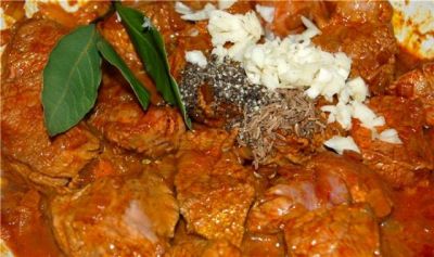 Обжаривайте мясо до приобретения коричневого оттенка. Добавьте специи, мелко изрубленный чеснок, лавровый лист. Вот в этом месте я должен остановиться и обратить ваше внимание на специи. Тмин – его надо истолочь мелко. Я даю не толчёный, люблю его вкус, и мне нравится раскусить семя и впрыснуть его вкус на рецепторы для большего пряного взрыва. Далее чёрный перец – его нет в рецепте Гунделя, но он присутствует в палоц-левеше (супе) многих иных кулинаров, любителей этого супа. Добавить жгучий красный перец или выбрать чёрный с менее жгучим эффектом и более пряным ароматом – выбор за вами. У меня - чайная ложка свежеистолченного чёрного перца. Попробуйте так и так или вовсе без, а может и оба сразу.