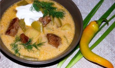 Из муки и сметаны приготовьте кремообразную заправку. Можно в неё добавить мелко рубленный свежий укроп. Укроп должен быть очень свежим – не забудьте его купить перед приготовлением супа. Зачерпнув половник бульона, разбавьте сметану с мукой и введите её в суп. Уменьшите огонь и поварите 3-5 минут всё время мешая и не давая кипеть. Палоц суп готов!
Суп должен иметь слегка загущенную консистенцию, не быть похожим на клейстер. Не быть редким, но и не густым. Консистенцию можно поправить, добавив жидкости или разведенной и процеженной муки.