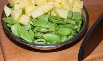 Убавьте огонь до минимума и тушите мясо под крышкой в собственном соку. Если на дне не осталось жидкости – добавьте самую малость и дальше продолжайте тушить до полной готовности мяса. Мясо должно стать нежным и кремовым, таять. Не спешите, это занимает час – полтора, иногда и больше, но оно того стоит.

