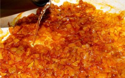 Добавьте 100 г воды и, не снимая сковороды с огня, дайте воде выкипеть.