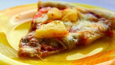 Вот и готова наша ароматная, сочная и очень вкусная пицца-по гавайски! Рецепт совсем несложный, правда?... Ну, не отвлекайтесь - ешьте, пока не остыло! Приятного аппетита!  