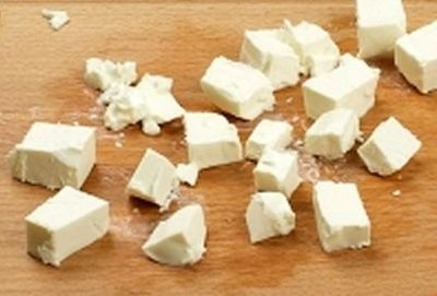 Сыр фета порежьте кубиками.