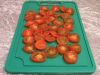 Нарежьте помидоры кружочками.