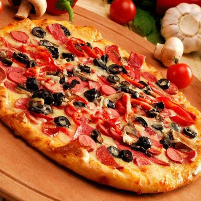 Роскошная пицца с сосисками и грибами готова. Ешьте, пока горячая!