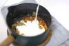 Для крема сделайте карамельный сироп. Для этого расплавьте сахар в кастрюльке до коричневого цвета, влейте сливки (лучше подогретые, так как сахара много).