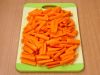 Нарежьте морковь соломкой. Хоть плов у нас и со свининой, а лука и моркови должно быть много! Очистите чеснок. 