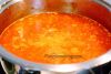 Добавьте кусочки помидоров вместе с соком. Доведите до кипения и варите на среднем огне 15 минут.