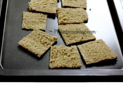 Поставьте в разогретую духовку на 5-6 минут. Они должны подрумяниться немного и  затвердеть, у большинства из них будут закрученные концы.