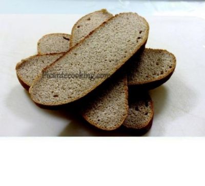 Отрежьте у каждого тоста корочку и аккуратно разрежьттие каждый пополам. А потом еще раз пополам. Разложите полученные хлебцы в один слой на противне.