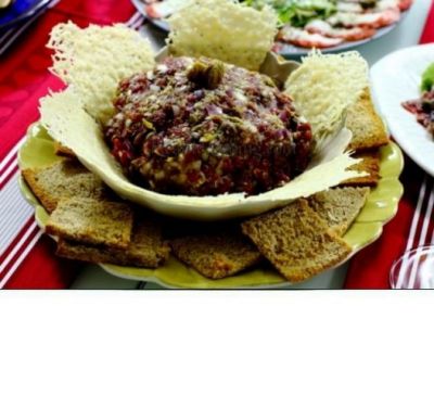 Подавайте тартар хорошо охлажденным с хрустящими хлебцами и криспами из паремзана.