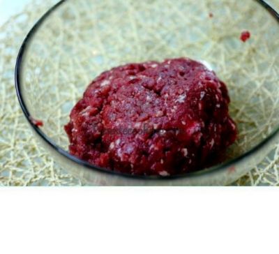 Смесь перцев горошком смолите. В выстоявшееся в холодильнике мясо добавьте остальные ингредиенты для тартара и хорошо перемешайте.
