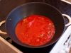 Залейте баранину томатным соусом, посолите по вкусу, поперчите и тушите.