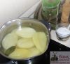 Очищенный и порезанный на 3-4 части картофель положите в кипящую воду. На большом огне доведите до кипения, уменьшите огонь до минимума, накройте крышкой и варите ~20 мин., в зависимости от калибра картошки (чем больше - тем дольше). Варите до готовности. За 5 минут до готовности посолите (на литр воды~1ч.л. соли). Узнать о готовности картошки можно, проколов ее вилкой, - легко протыкающаяся картошка готова.