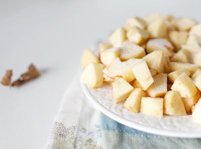 Горсть клюквы припустите до готовности.
Яблоки (не маленькие) почистите и выложите на противень или тарелку. Посыпьте столовой ложкой сахара. 