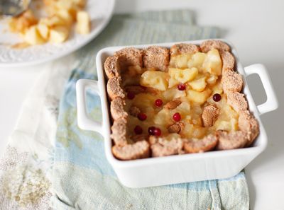 Подрежьте, чтобы было ровно, оставшиеся от обрезки кусочки перемешайте с яблоками. Выкладывайте в форму яблоки, иногда добавляя припущенную клюкву.