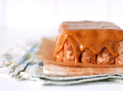 Можно чем-нибудь полить или украсить. Я полила ириской, приготовленной из густых сливок (20-35%) и 100 граммов масла. Готовится она так же, как  ириска на кокосовом молоке (http://www.edasla.ru/recipe/1218).