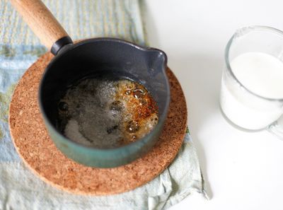 Для сиропа расплавьте столовую ложку с горкой сахара.

Для ириски, по жкланию:
200мл густых сливок (22-35%)
100г сахара
25г масла