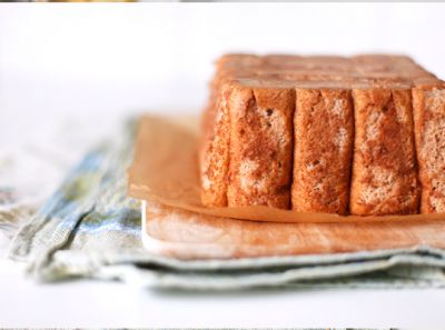 Последним слоем выложите бисквиты и накройте форму пленкой. Поставьте в холодильник на ночь или больше.
Готовую шарлотку переверните на блюдо.