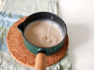 Чтобы молоко не сворачивалось, есть хороший способ - сначала влить немного кипятка, а потом уж молоко. Вот сироп. Остудите.
